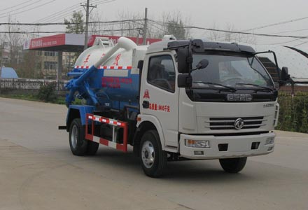 程力威牌CLW5081GXW4型吸污車