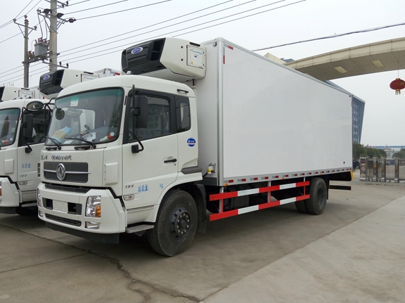 東風(fēng)天錦廂長(zhǎng)7.4米冷藏車(chē)