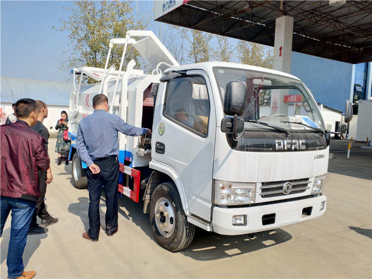 東風(fēng)5方側(cè)裝壓縮垃圾車